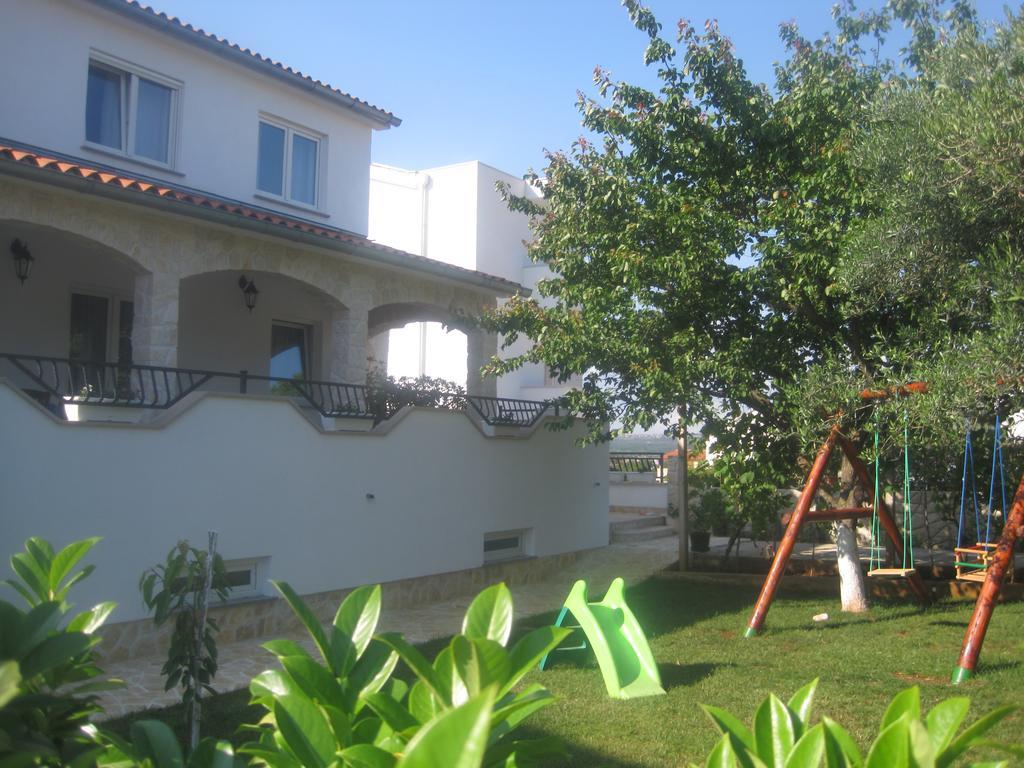 Apartments Tina Pula Exterior photo